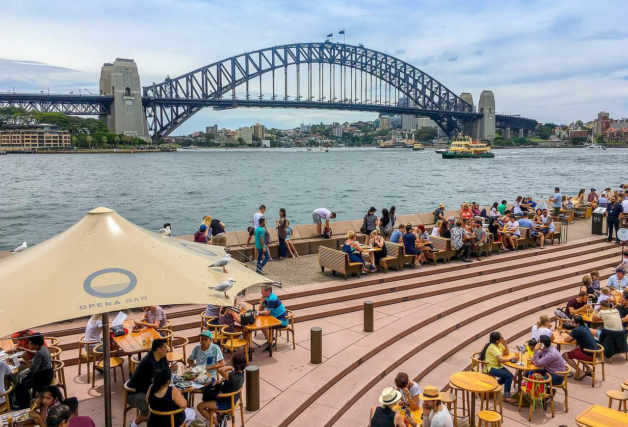 Menschen am Hafen von Sydney