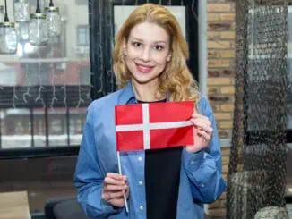 Frau mit dänischer Flagge