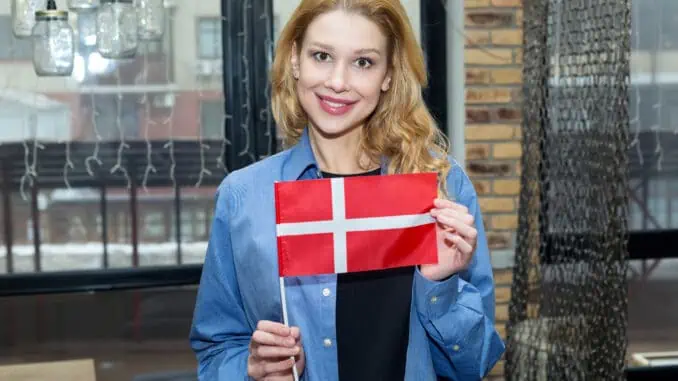 Frau mit dänischer Flagge Frau mit dänischer Flagge