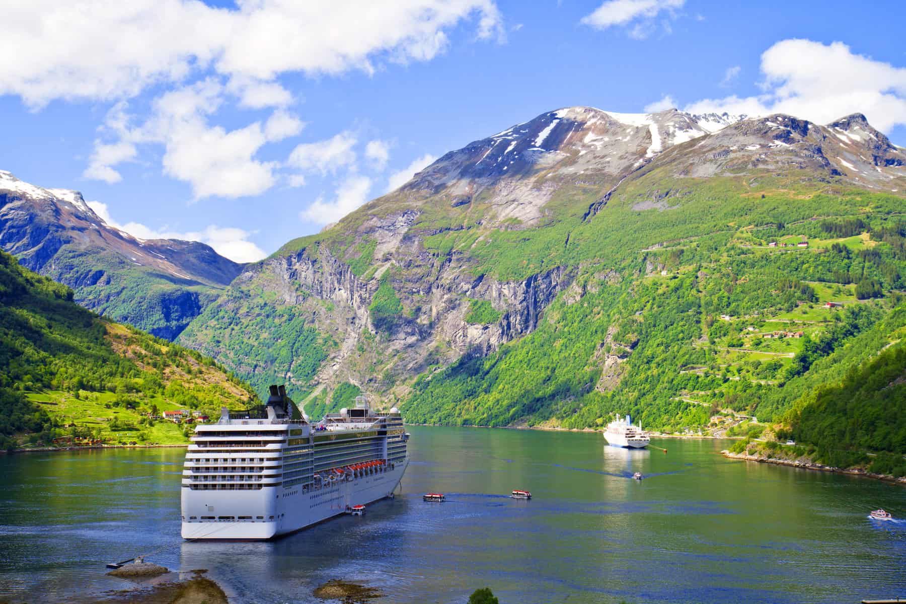 Kreuzfahrtschiff in norwegischen Fjorden