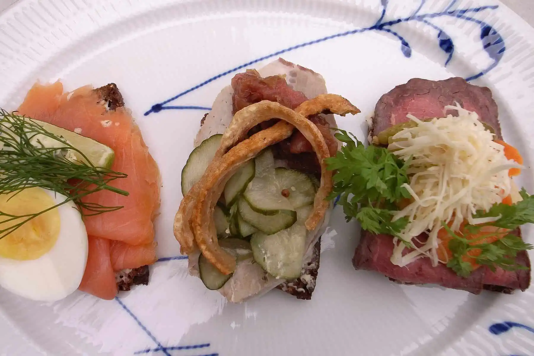 Smørrebrød mit Lachs, Schweinebraten und Roastbeef