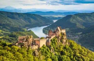 Ungewöhnlich übernachten in Österreich: Zwischen Baumkronen, Chalets und Bergsee Schlossruine Wachau Österreich